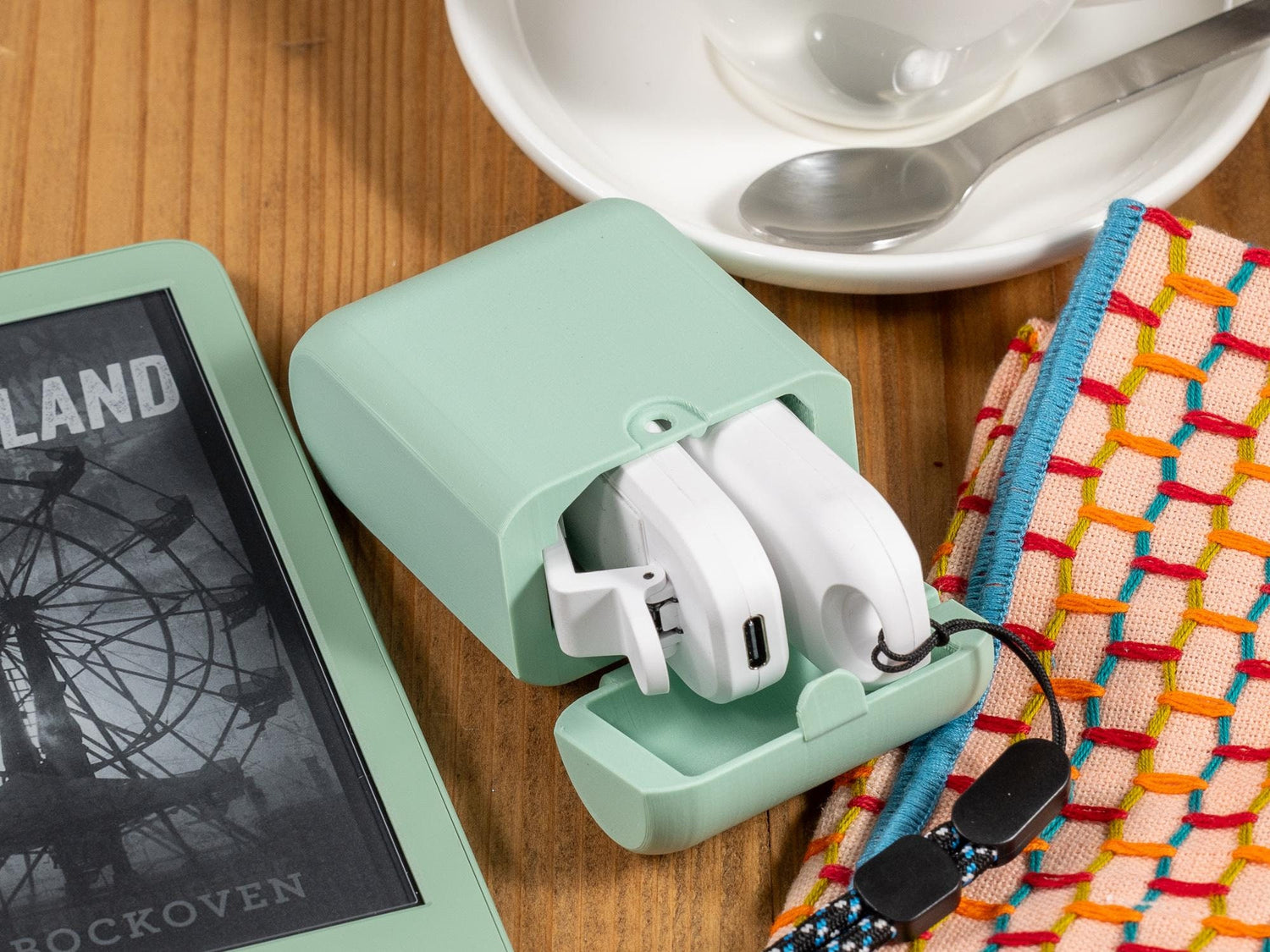 Page turner case for Matcha Kindle with Page turner lanyard slot.